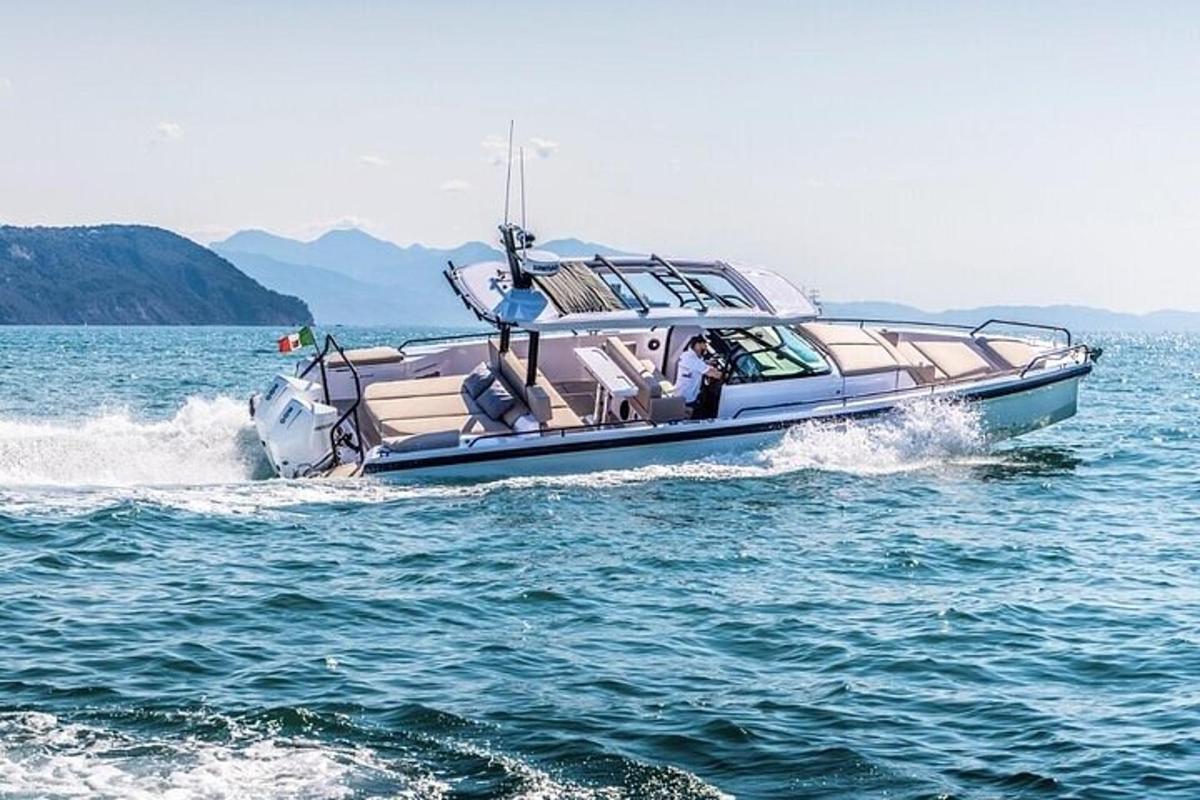 een boot in het water met twee personen erop