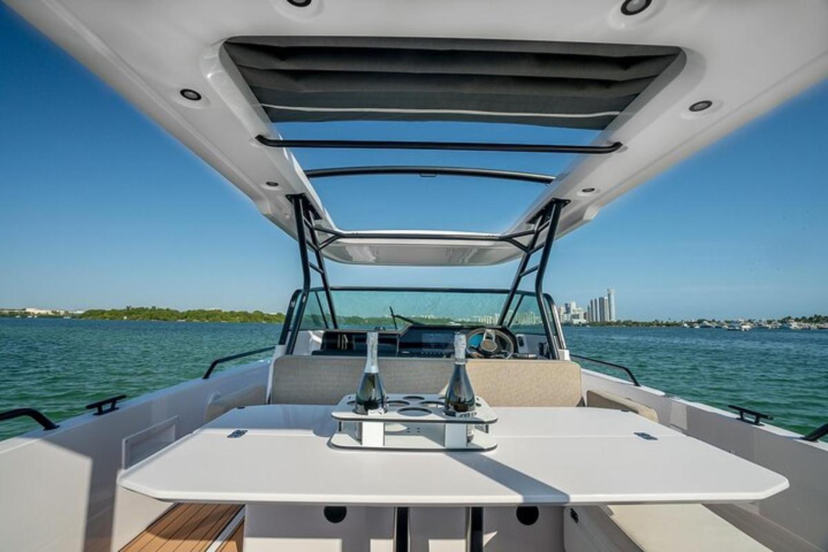een tafel achterop een boot op het water