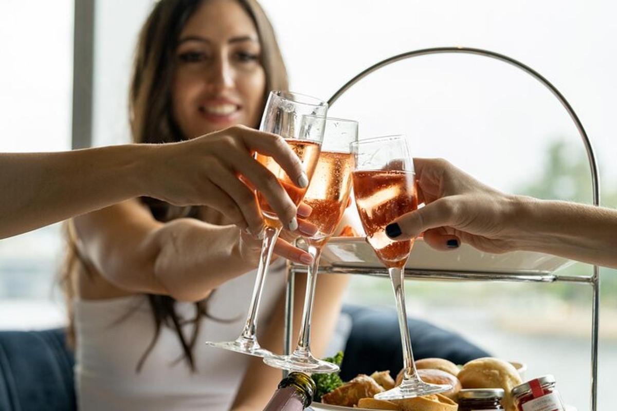 en gruppe mennesker, der holder et glas vin