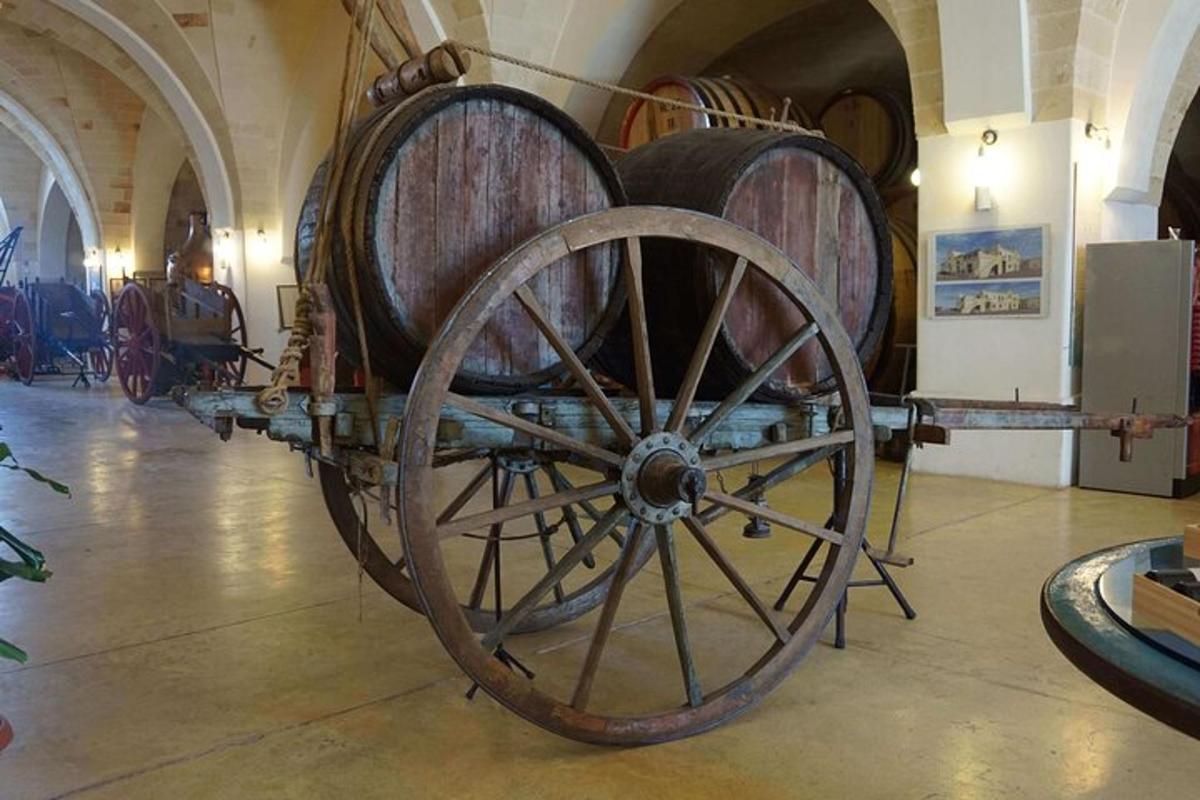 egy nagy fakerék egy boroshordókkal teli szobában