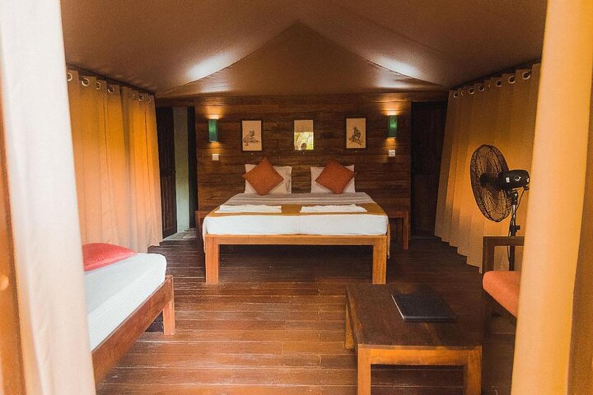 magamistuba voodi ja lauaga toas