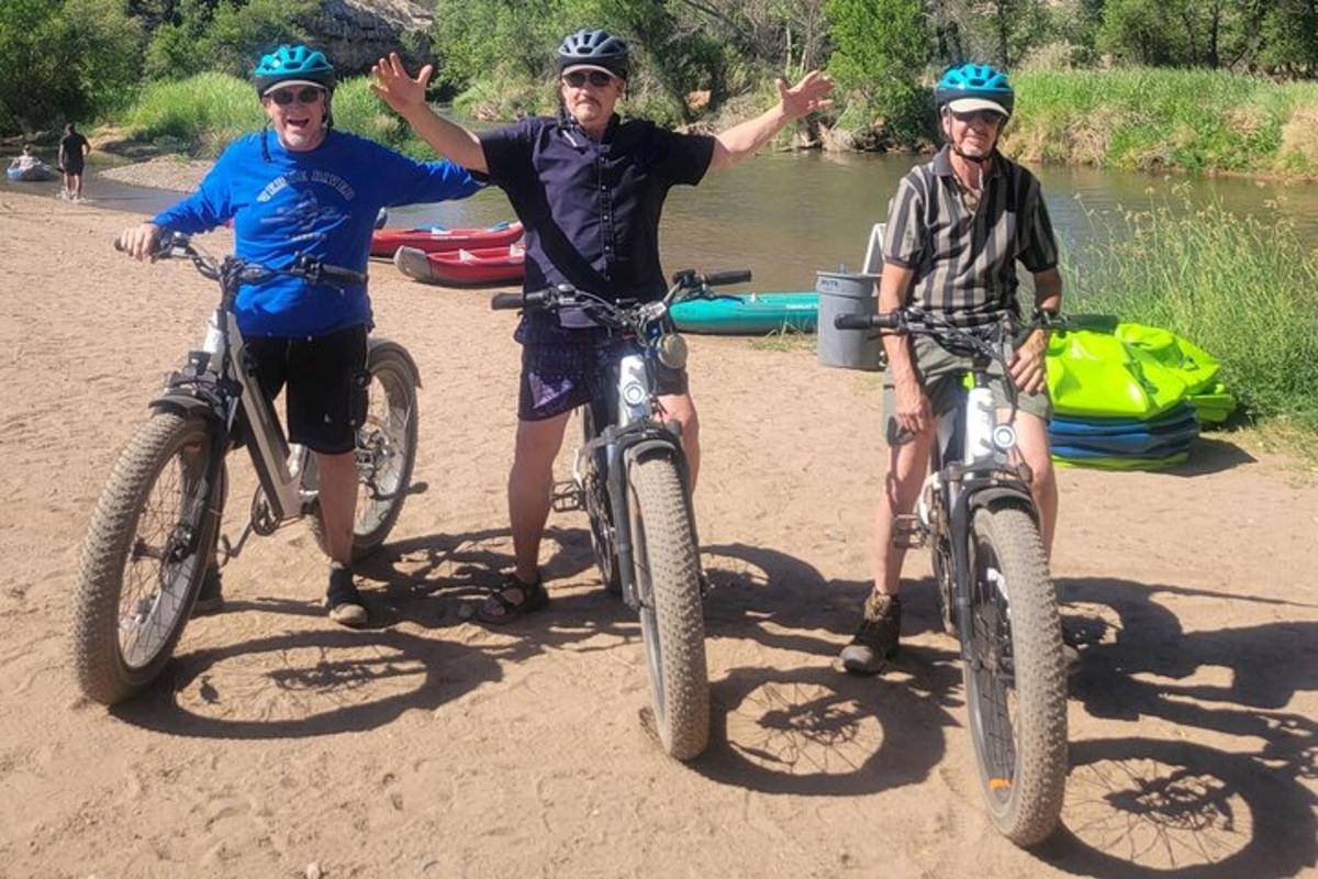 un grup de trei bărbați pe biciclete pe o plajă