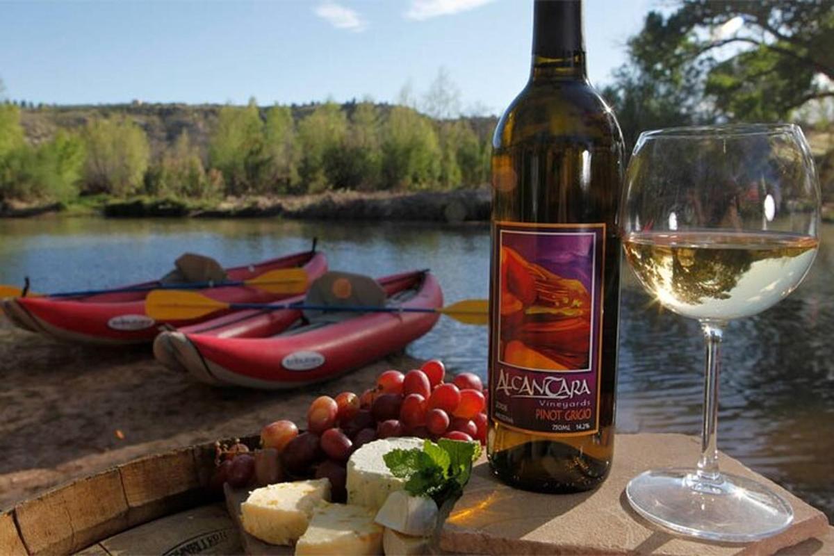 o sticlă de vin lângă un pahar de vin