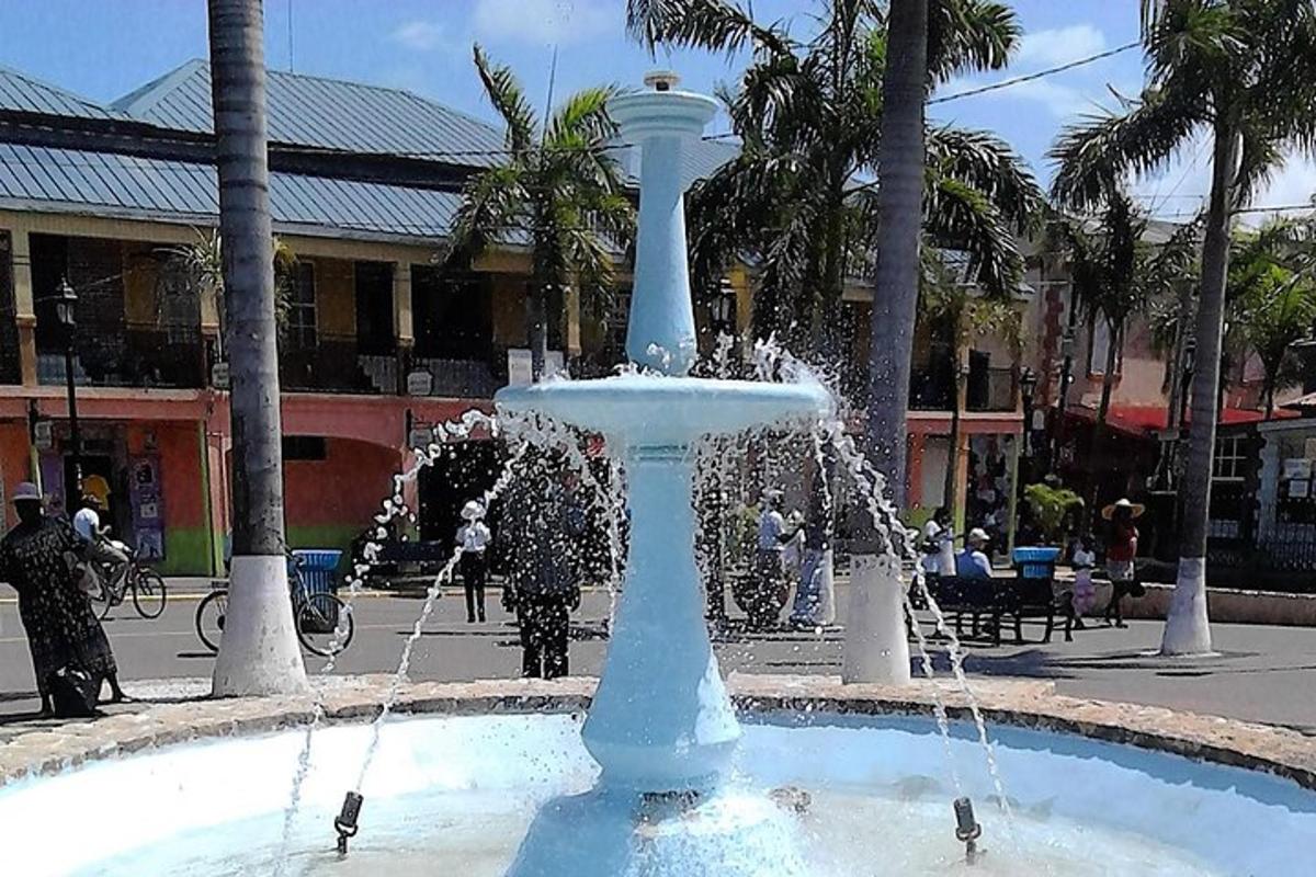uma fonte azul no meio de uma rua