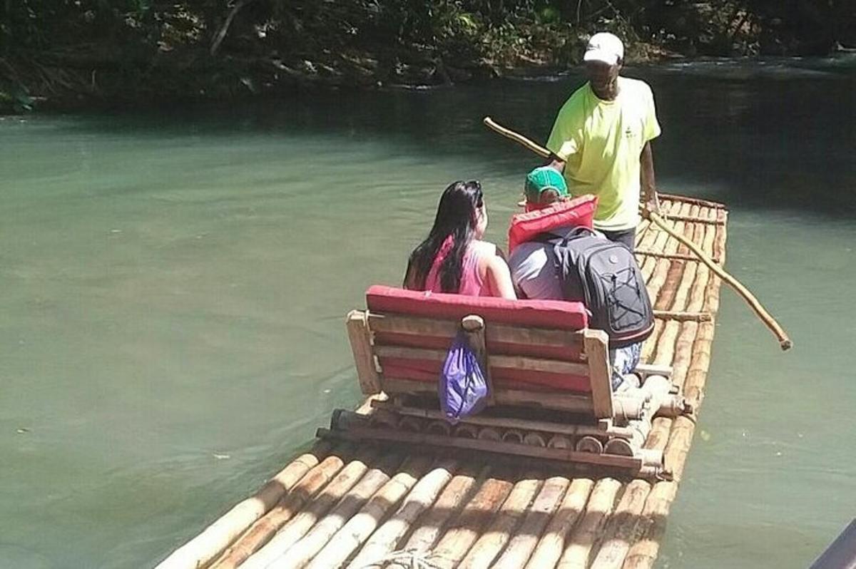 duas pessoas sentadas em um banco em um barco na água