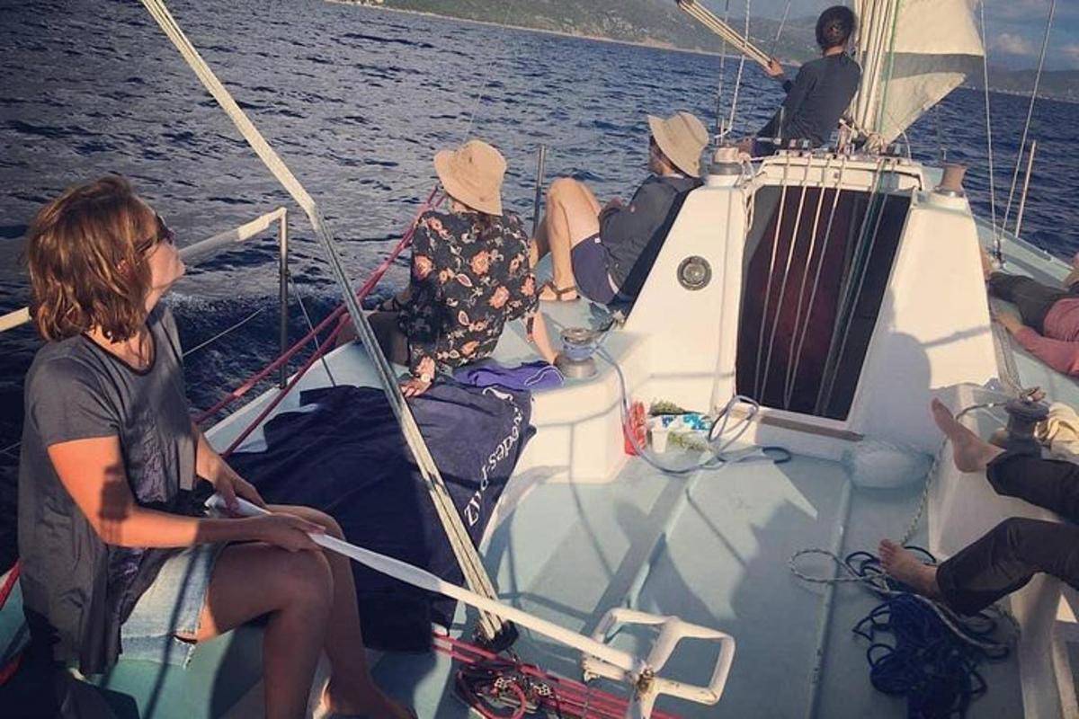 un grup de persones en un vaixell a l'aigua