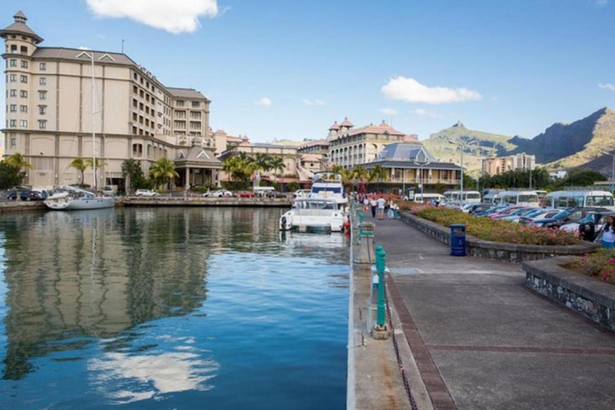 un porto turistico con una barca bianca in uno specchio d'acqua