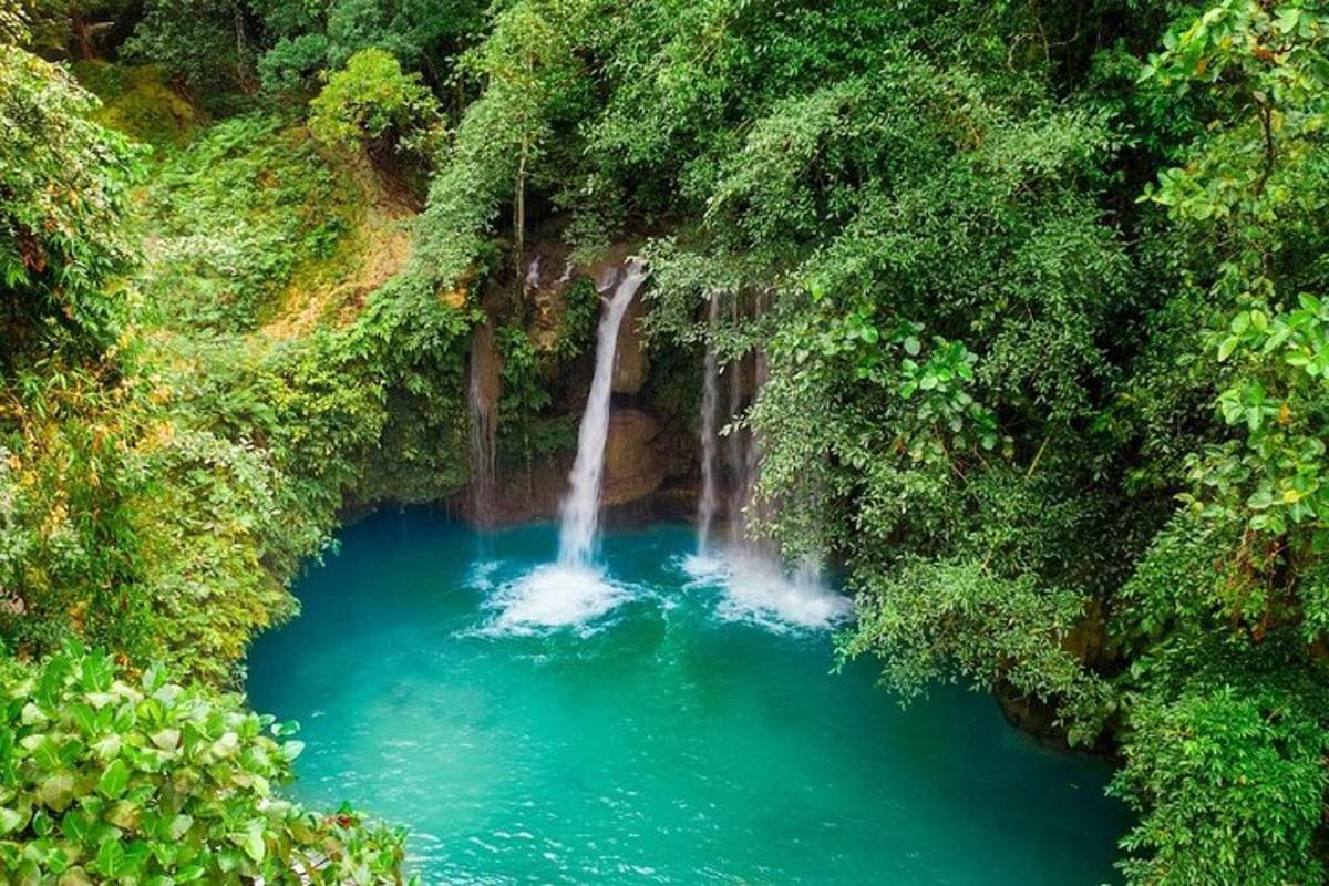 una cascada en medio de un río