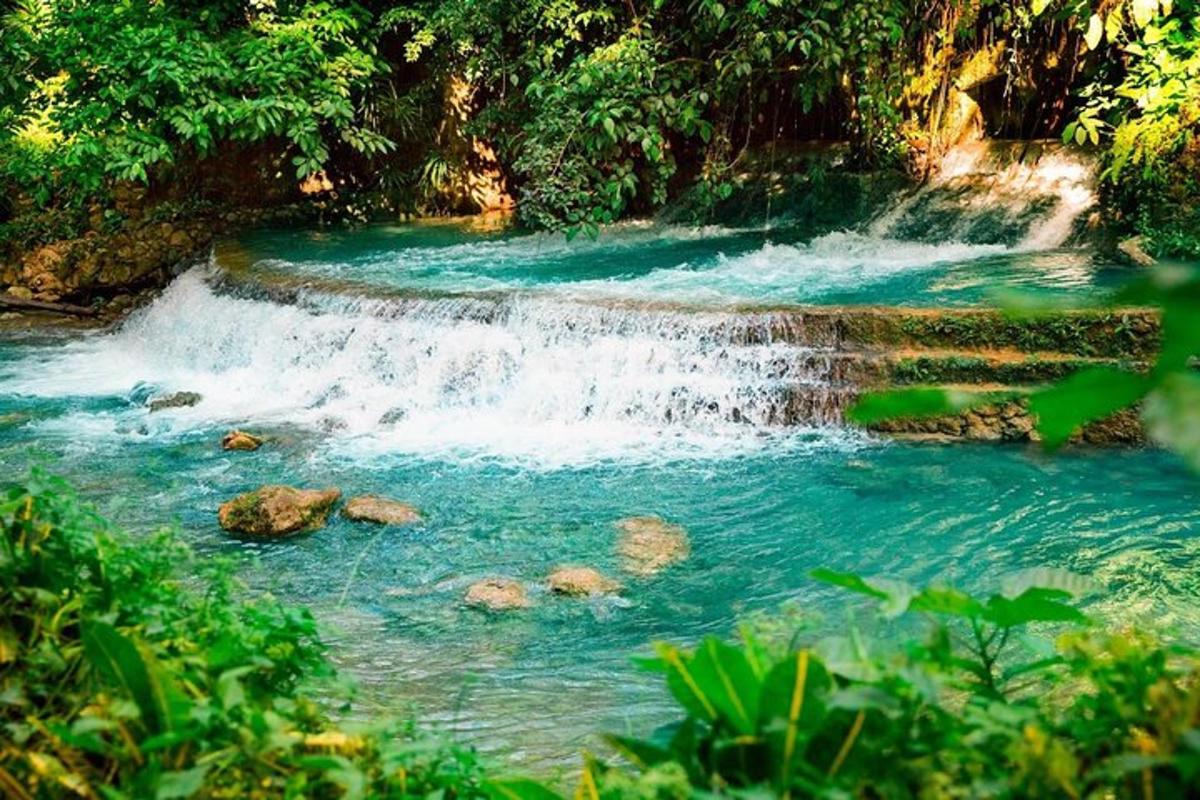una cascada en medio de un río