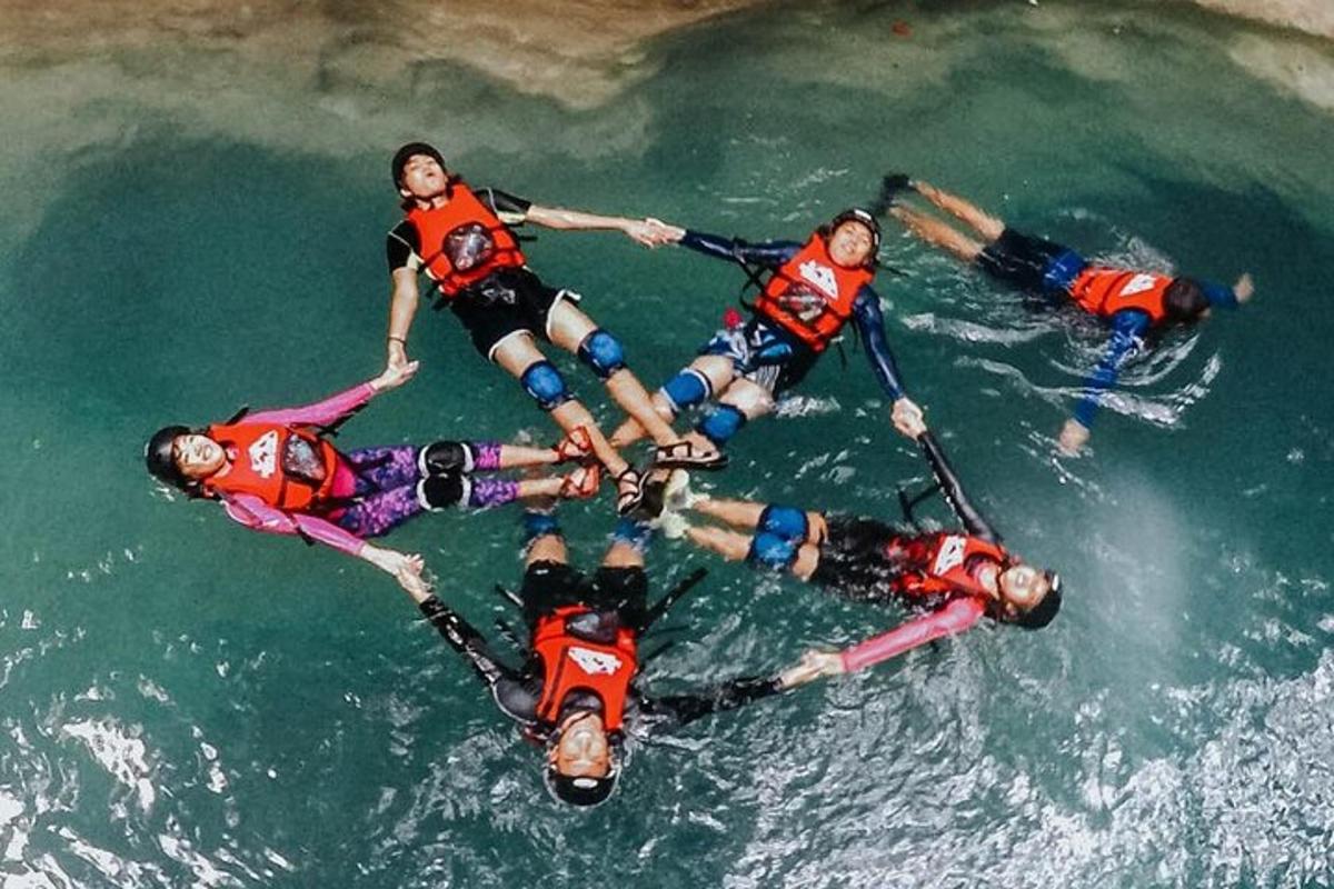 Un grupo de personas están en el agua