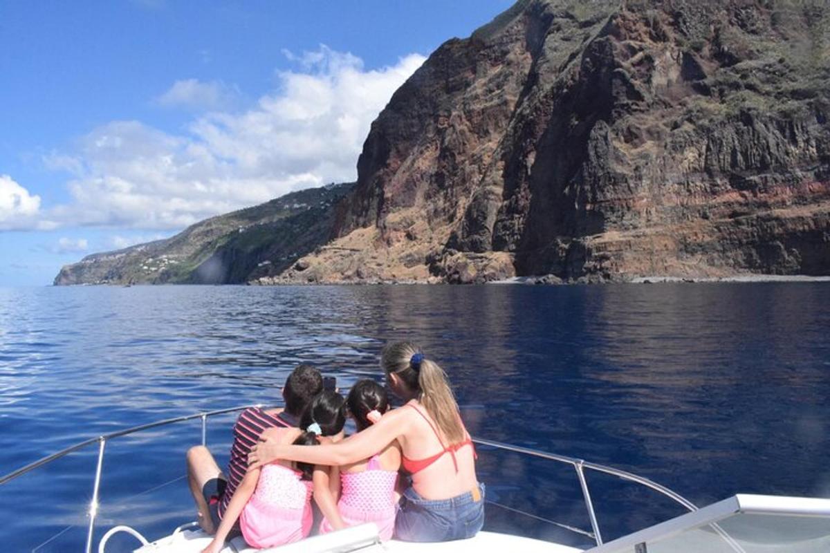 un grup de persones en un vaixell a l'aigua