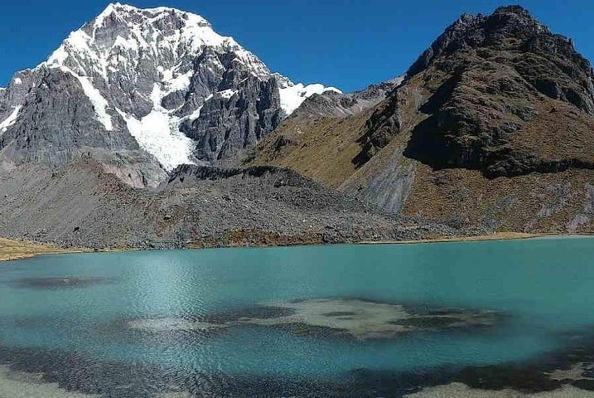 uma montanha com um lago na frente