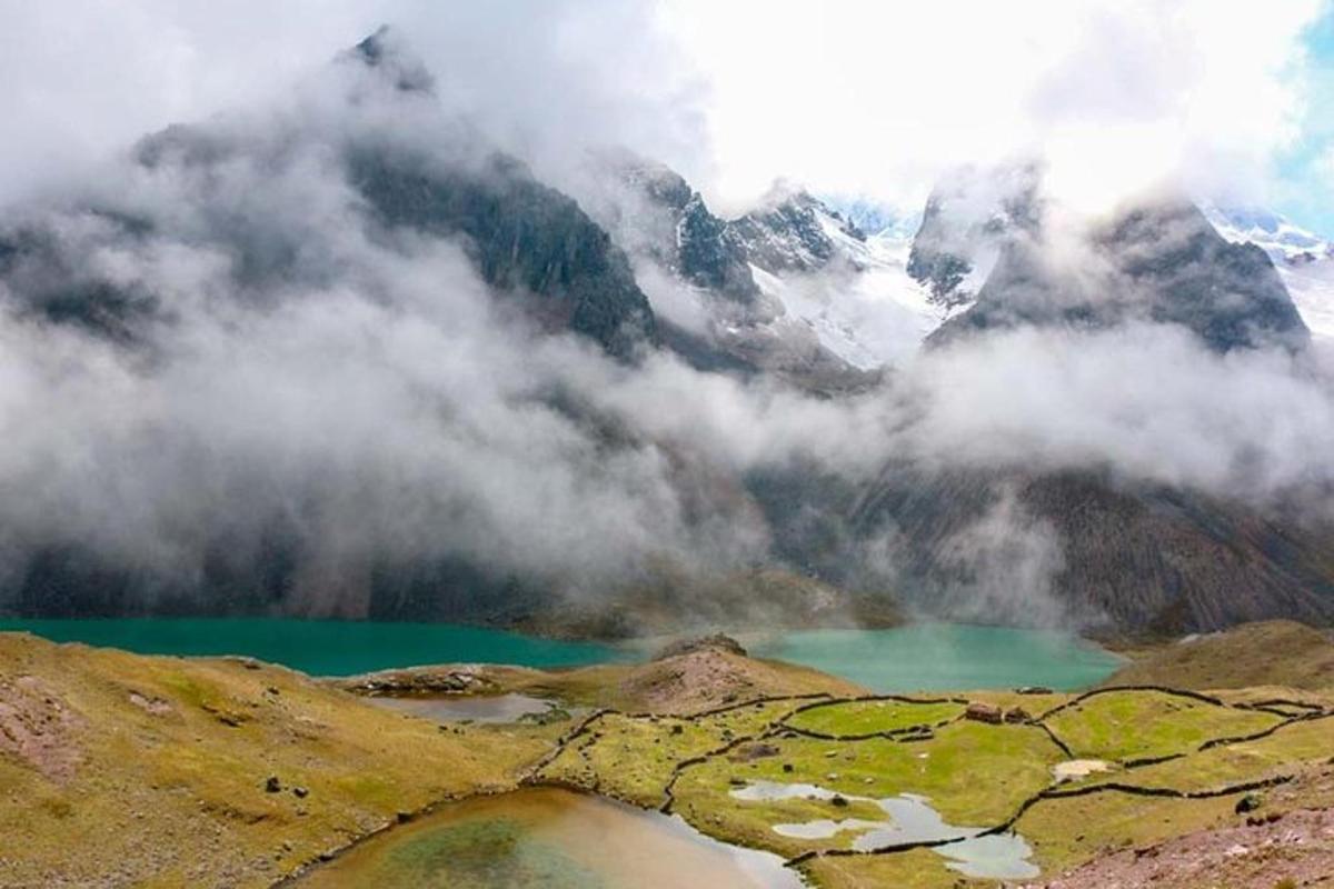 une vue d'une montagne avec un lac vert