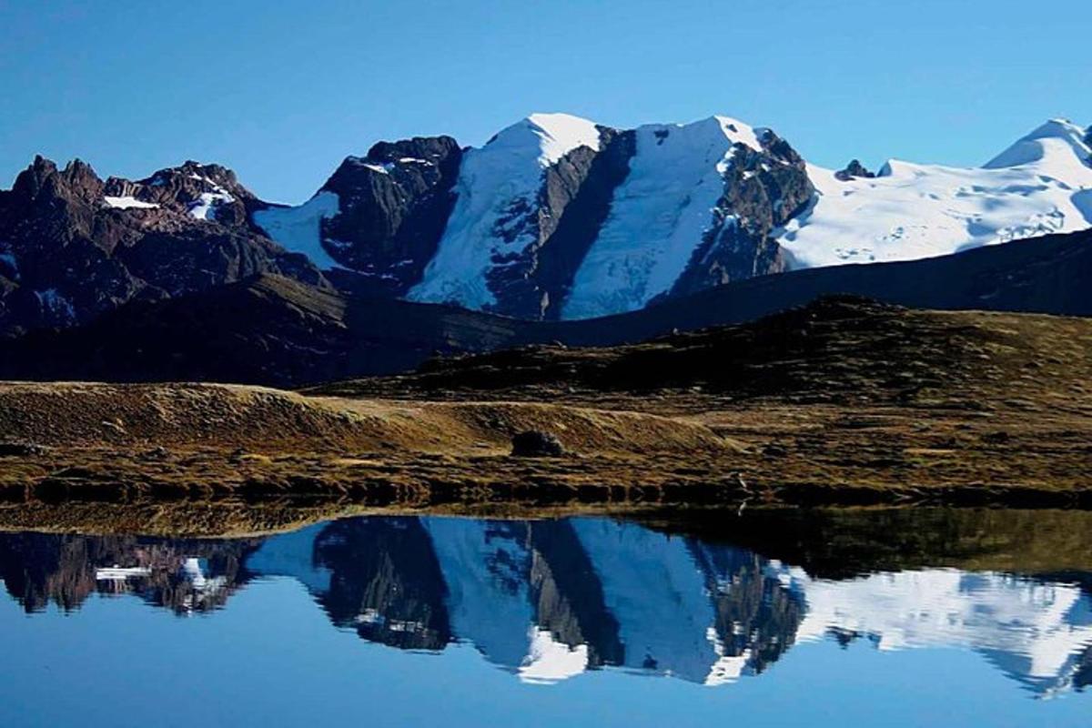 un reflet de montagne dans un plan d'eau