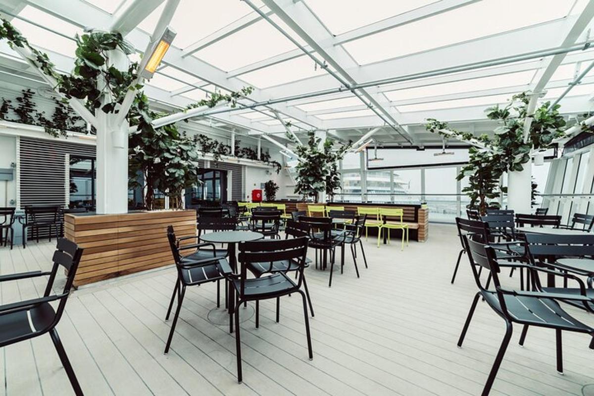 un restaurant vide avec des tables, des chaises et des plantes