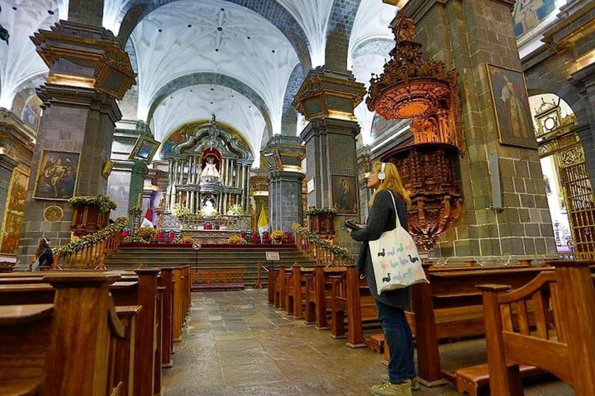 žena stojící před kostelem