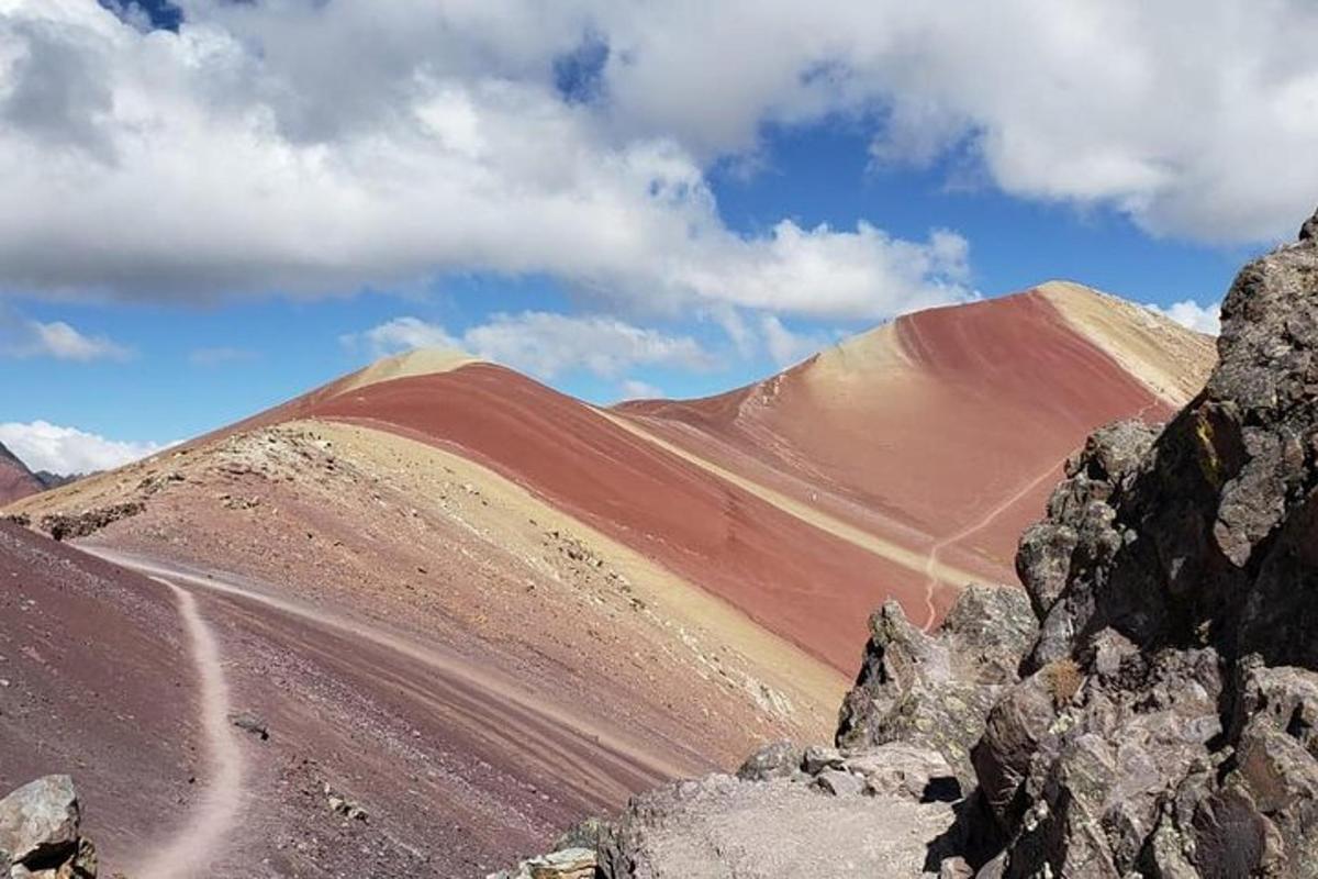 pemandangan gunung dengan tanah merah dan batu