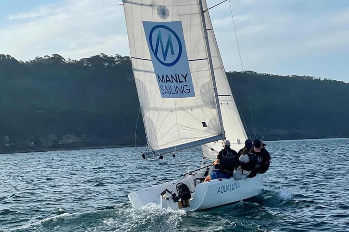 un groupe de personnes sur un voilier dans l'eau