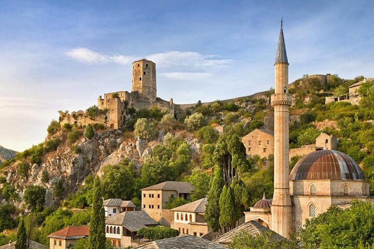 kale ve camilerin bulunduğu bir şehrin görünümü