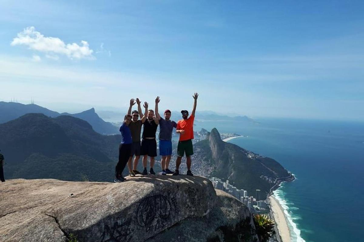 um grupo de pessoas em pé no topo de uma montanha