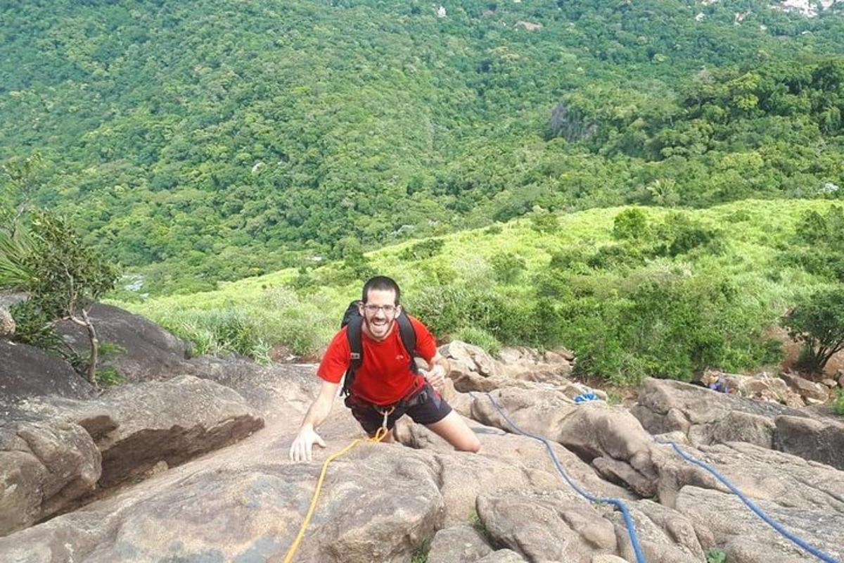 um homem sentado em uma rocha em uma montanha
