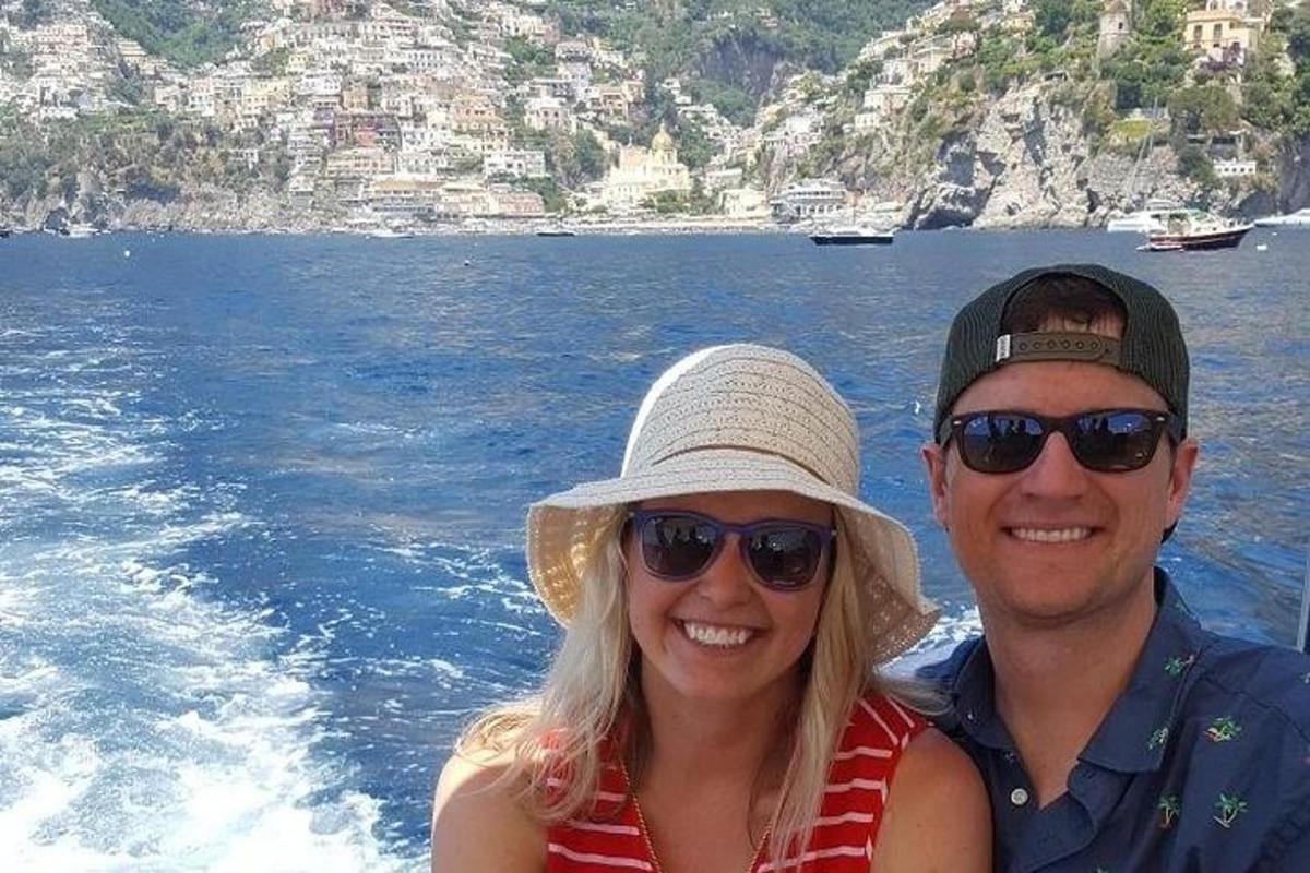 Un hombre y una mujer en un barco en el agua