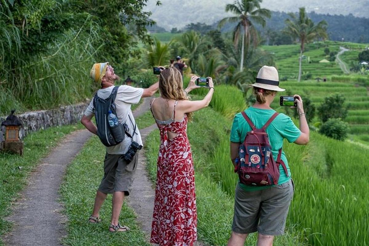 un gruppo di tre persone che scattano foto di un campo