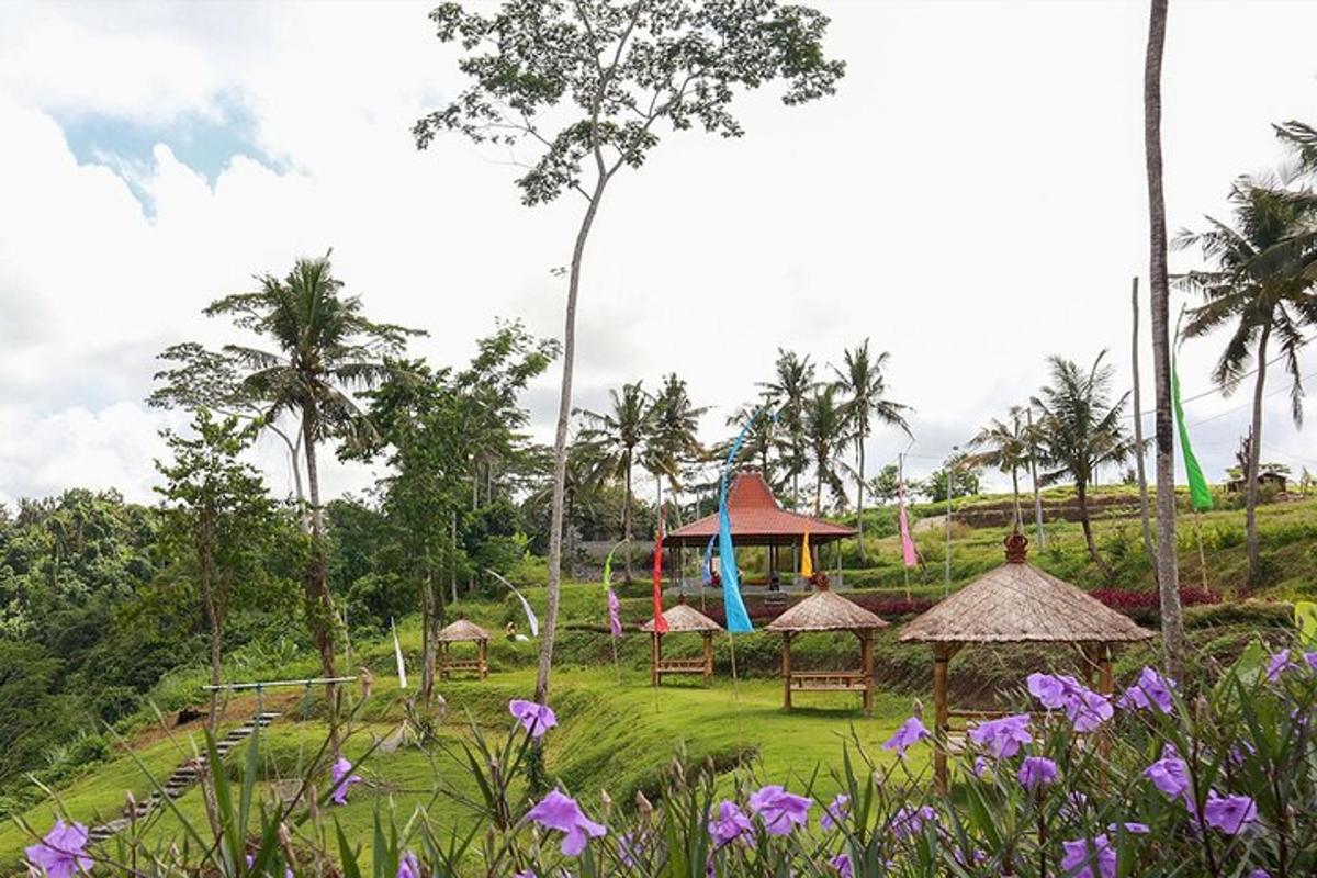 un giardino con gazebo e parco giochi