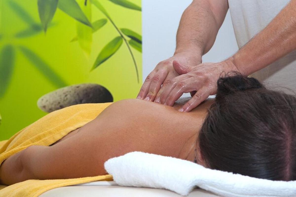 žena dostávající masáž od terapeuta