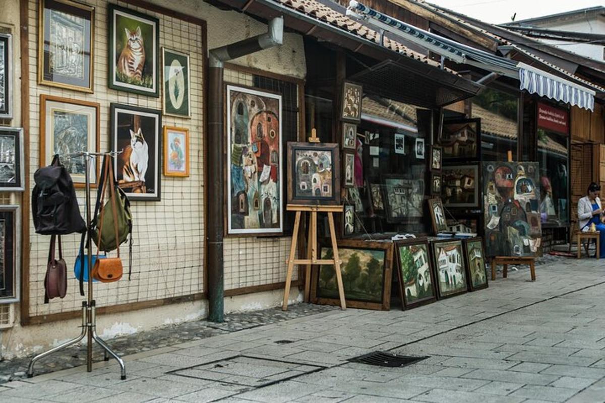 ένα κατάστημα με φωτογραφίες στο πλάι ενός κτιρίου
