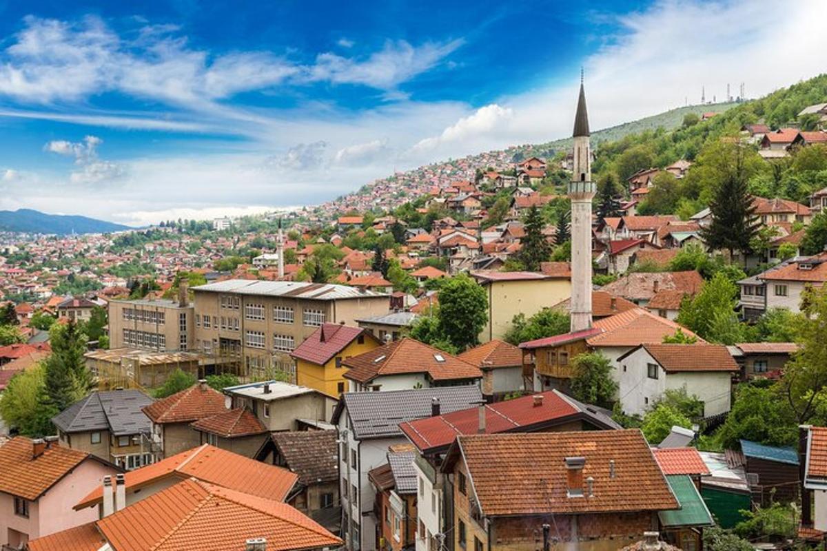 una vista di una città con il campanile di una chiesa