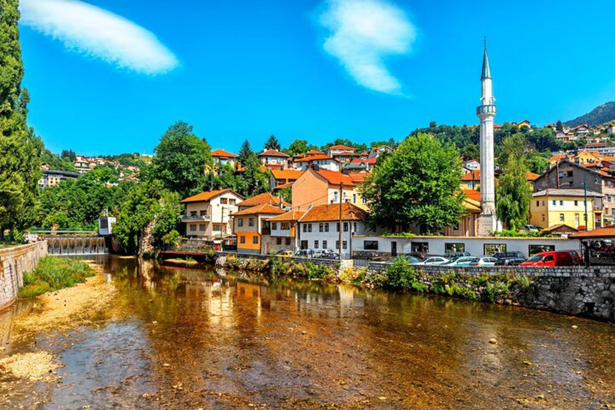 una città con un fiume e una città con una moschea