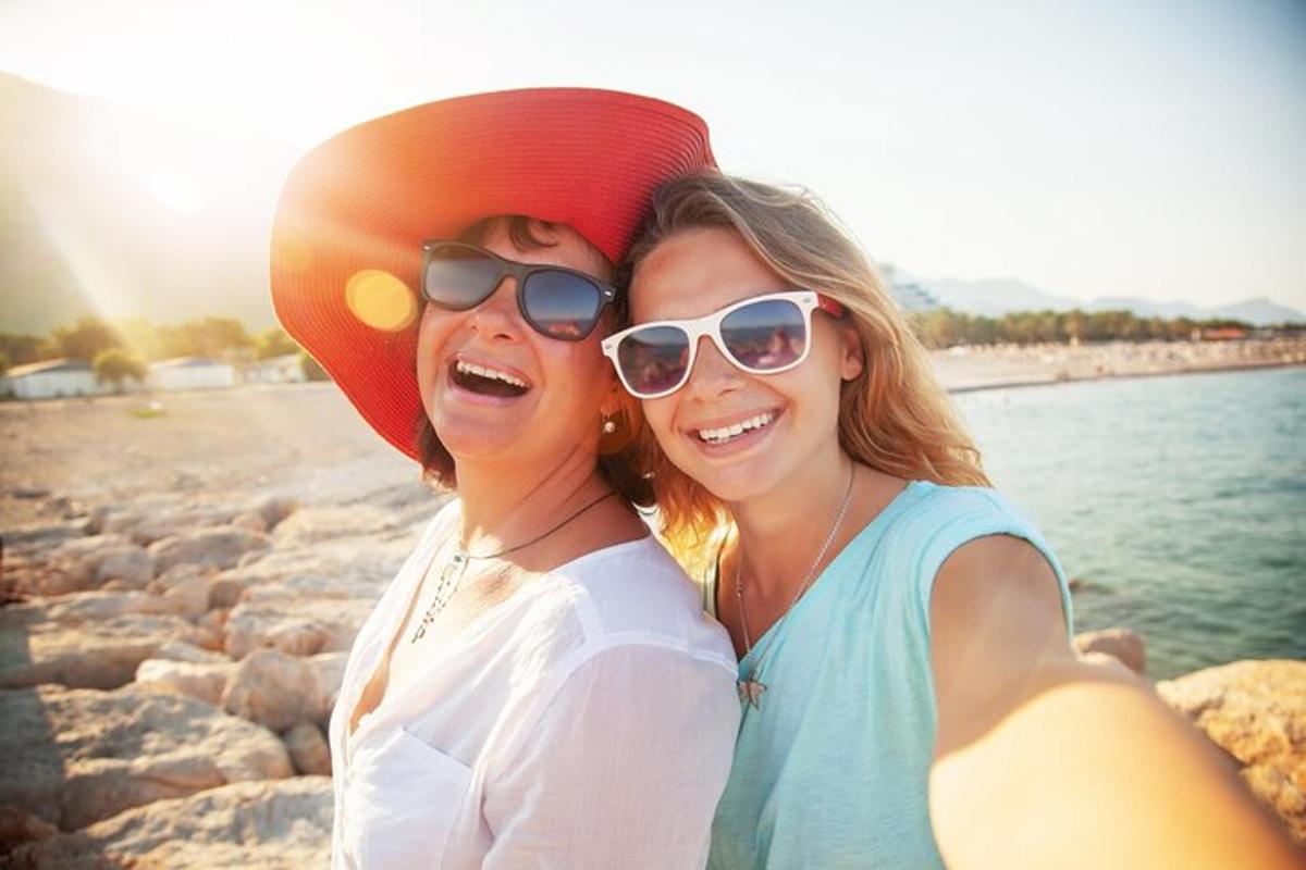 due donne in piedi una accanto all'altra su una spiaggia