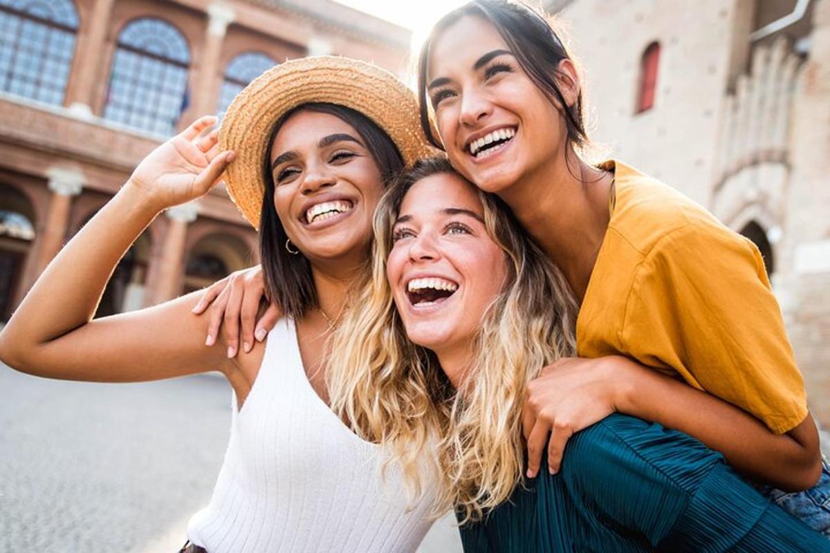 tre donne posano insieme per una foto