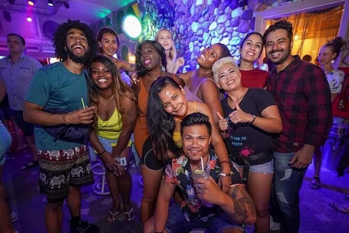 Un grupo de personas posando para una foto en un club.