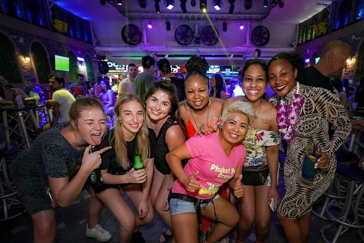 Un grupo de personas posando para una foto en un bar.