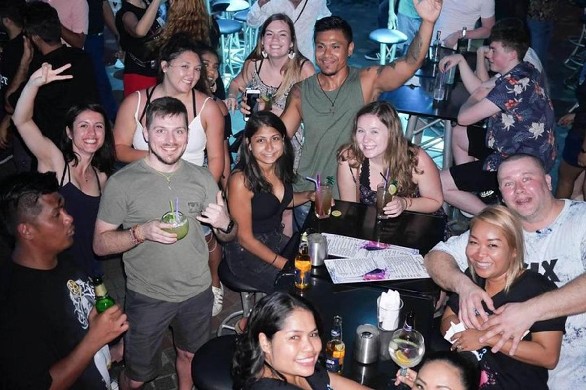 Un grupo de personas posando para una foto en una fiesta.
