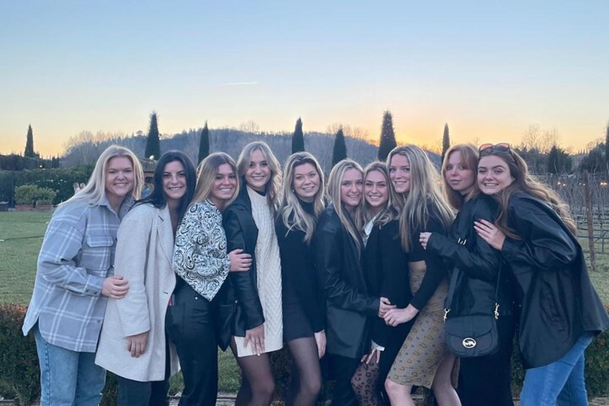 grupp naisi poseerib pildi jaoks