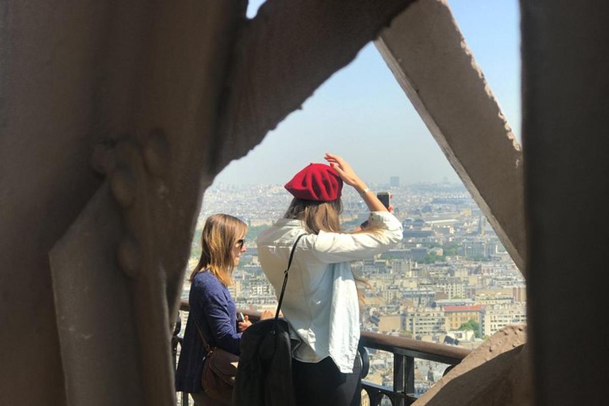 due donne in piedi in cima a una torre che guardano una città