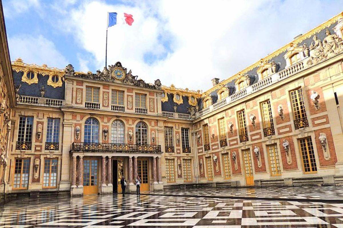 een groot gebouw met een vlag erop