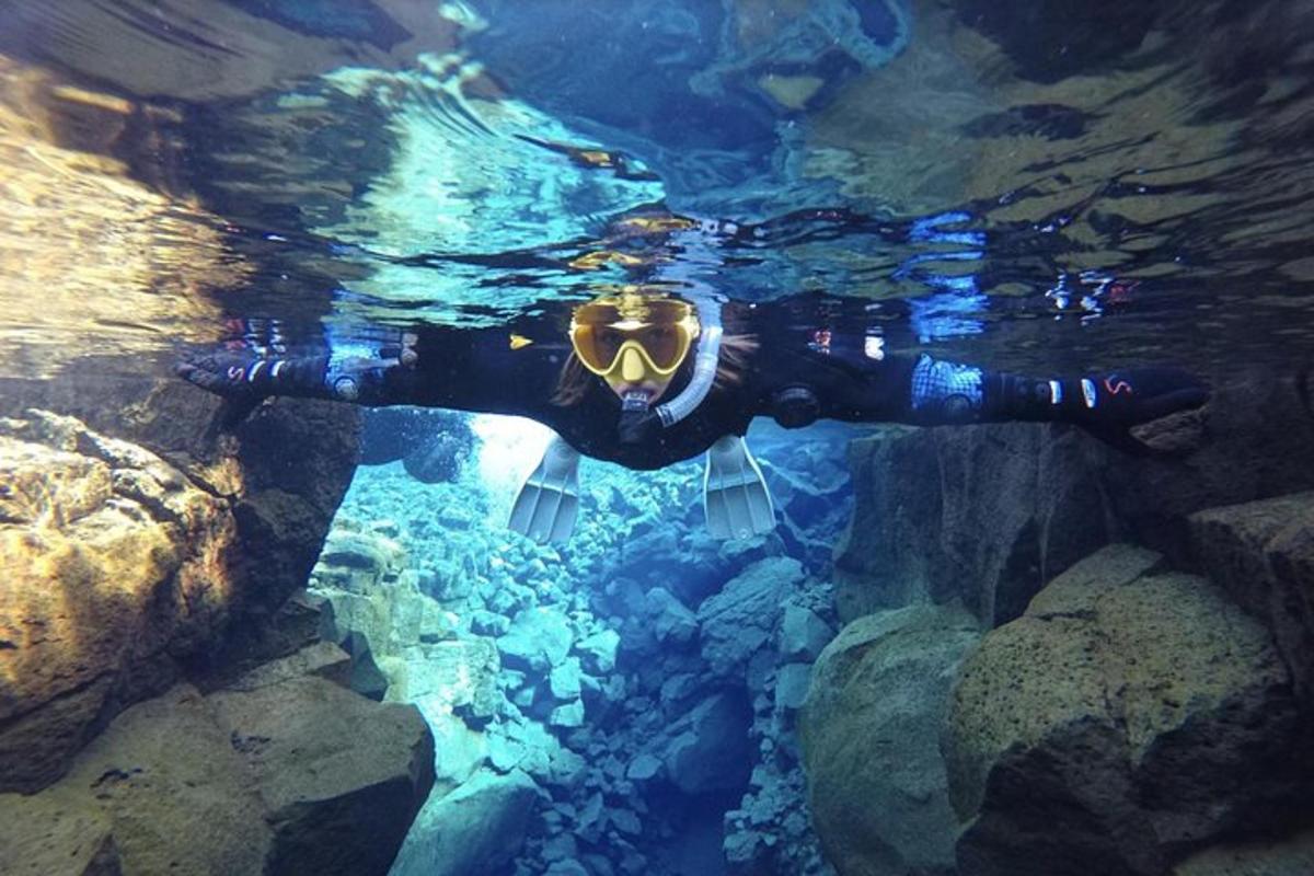 ein Taucher, der in einem Wasserbecken schwimmt