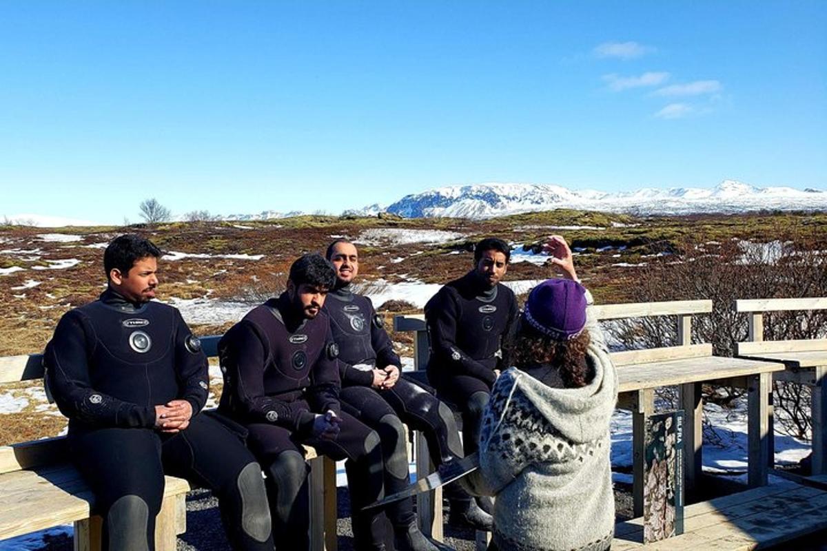 eine Gruppe von Menschen sitzt auf einer Bank im Schnee