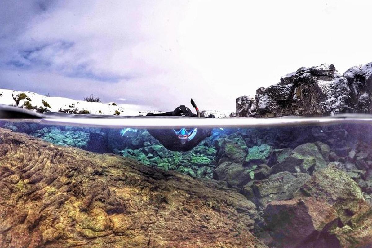 eine Person, die auf einem Surfbrett im Wasser liegt