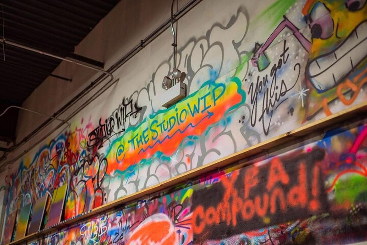zeď pokrytá graffiti na zdi
