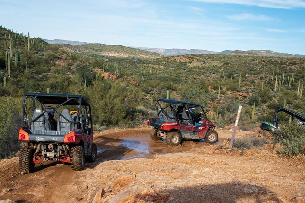 Dos vehículos todo terreno y un jeep en un camino de tierra