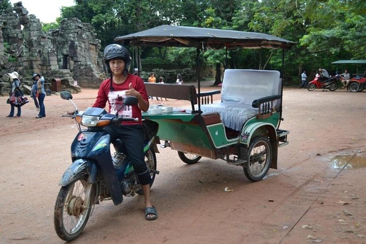 un uomo che guida una motocicletta con un carrello