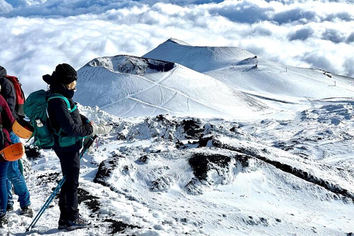 sekumpulan orang berdiri di atas gunung