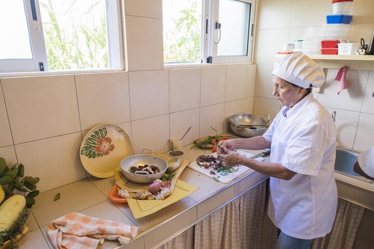 човек у куварској капи припрема храну у кухињи