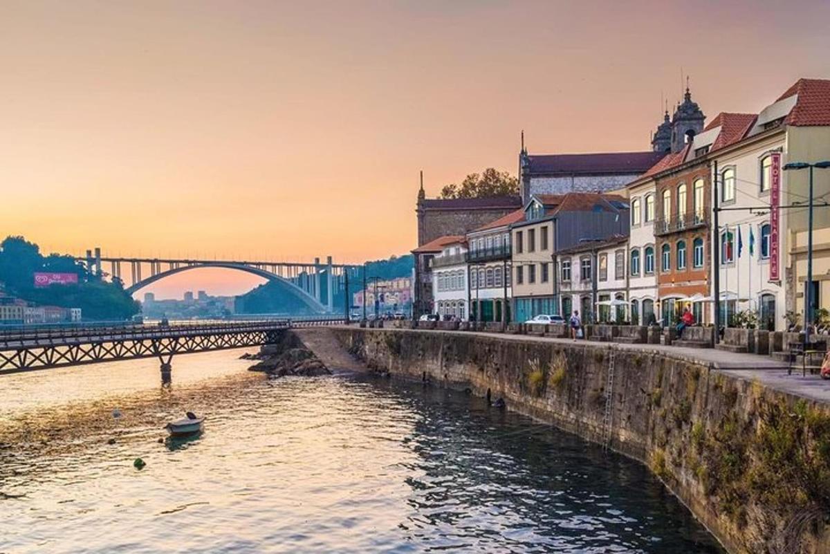 um rio com uma ponte e um barco na água