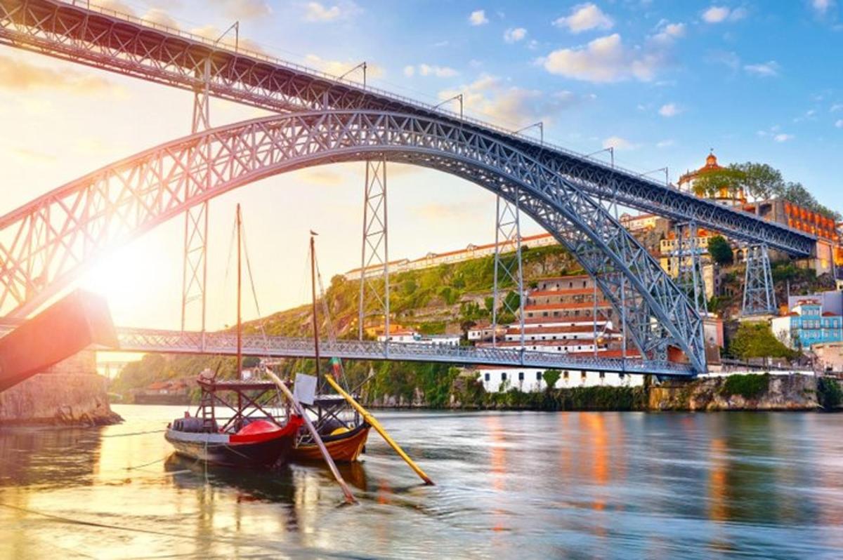 Un puente sobre un río con un barco en el agua